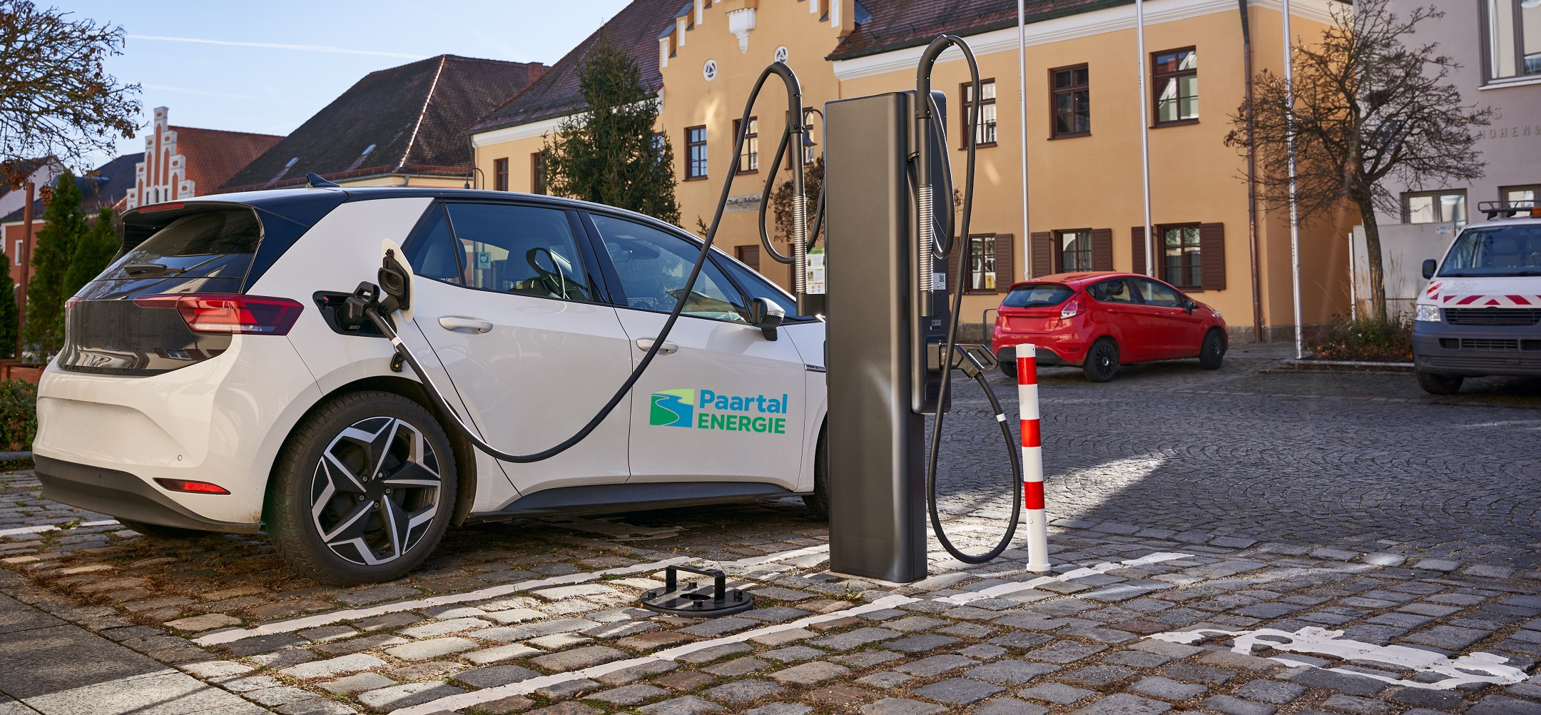 Ein Elektroauto der Paartalenergie lädt an einer Ladesäule.