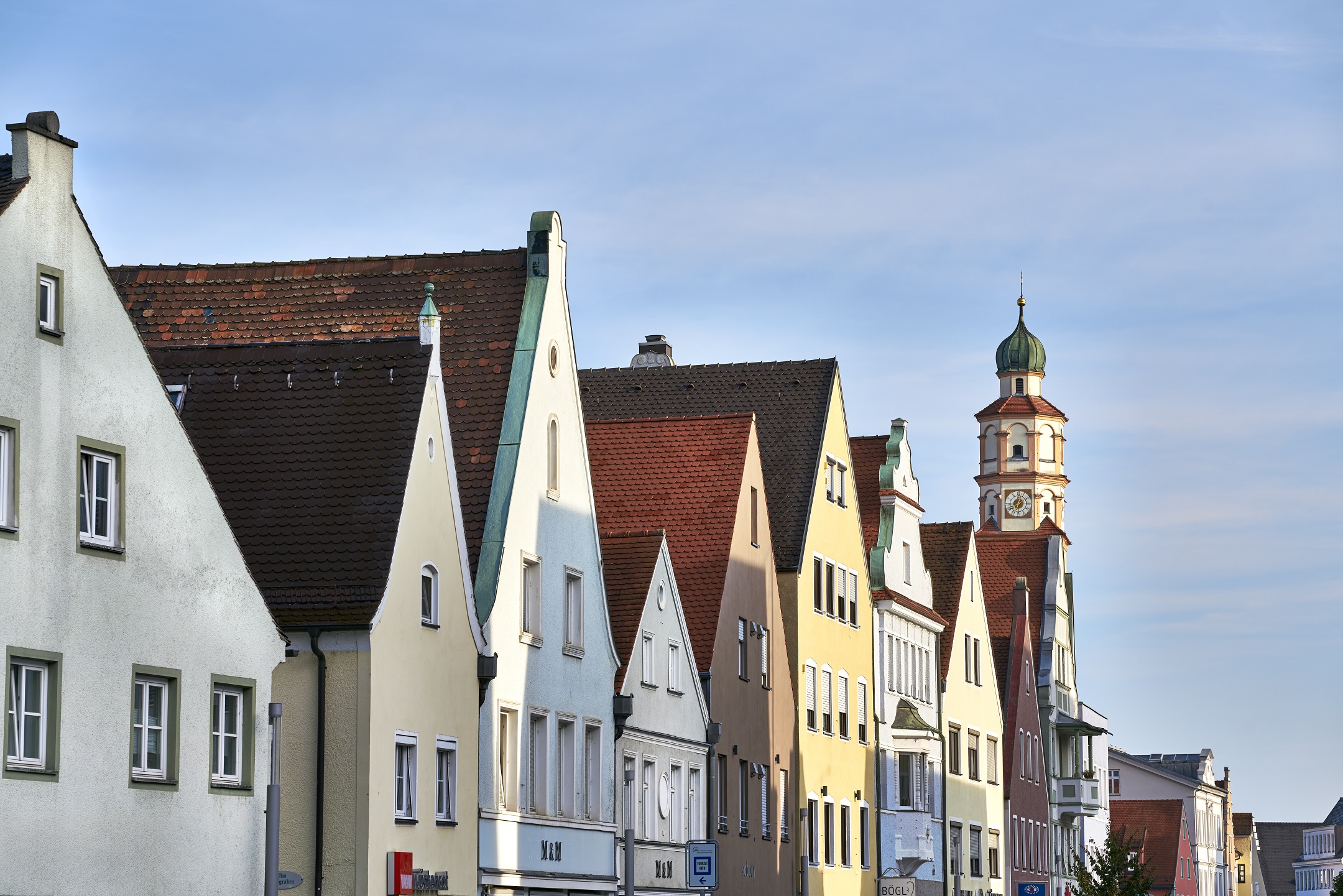 Eine Straße voller bunter Häuser und mit einer Kirche.
